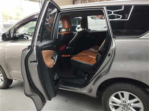 Toyota Innova 2.0E