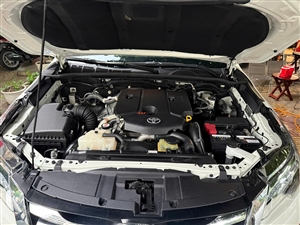 Toyota Fortuner 2.8V 4x4 AT