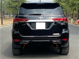 Toyota Fortuner 2.8V 4x4 AT