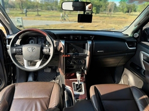 Toyota Fortuner 2.4 4x2 MT