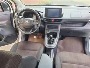 Toyota Avanza Premio MT