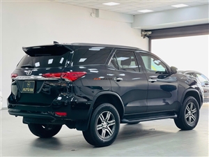 Toyota Fortuner 2.4G 4×2 AT