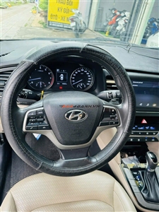 Hyundai Elantra 1.6 AT