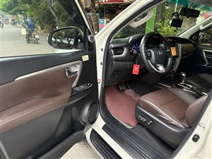 Toyota Fortuner 2.8V 4x4 AT