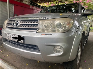 Toyota Fortuner 2.7V 4x4 AT