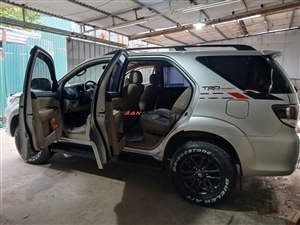 Toyota Fortuner 2.7V 4X2 AT