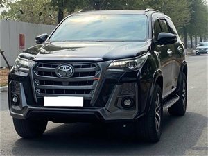 Toyota Fortuner 2.8V 4x4 AT